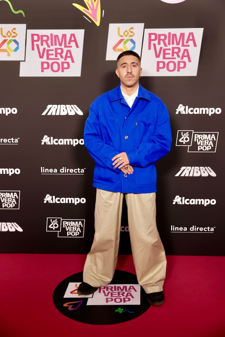 Con Enol damos la bienvenida a nuestros artistas en la alfombra roja de LOS40 Primavera Pop 2026. Este azul eléctrico tiene pinta que lo vamos a ver por todos lados esta temporada.