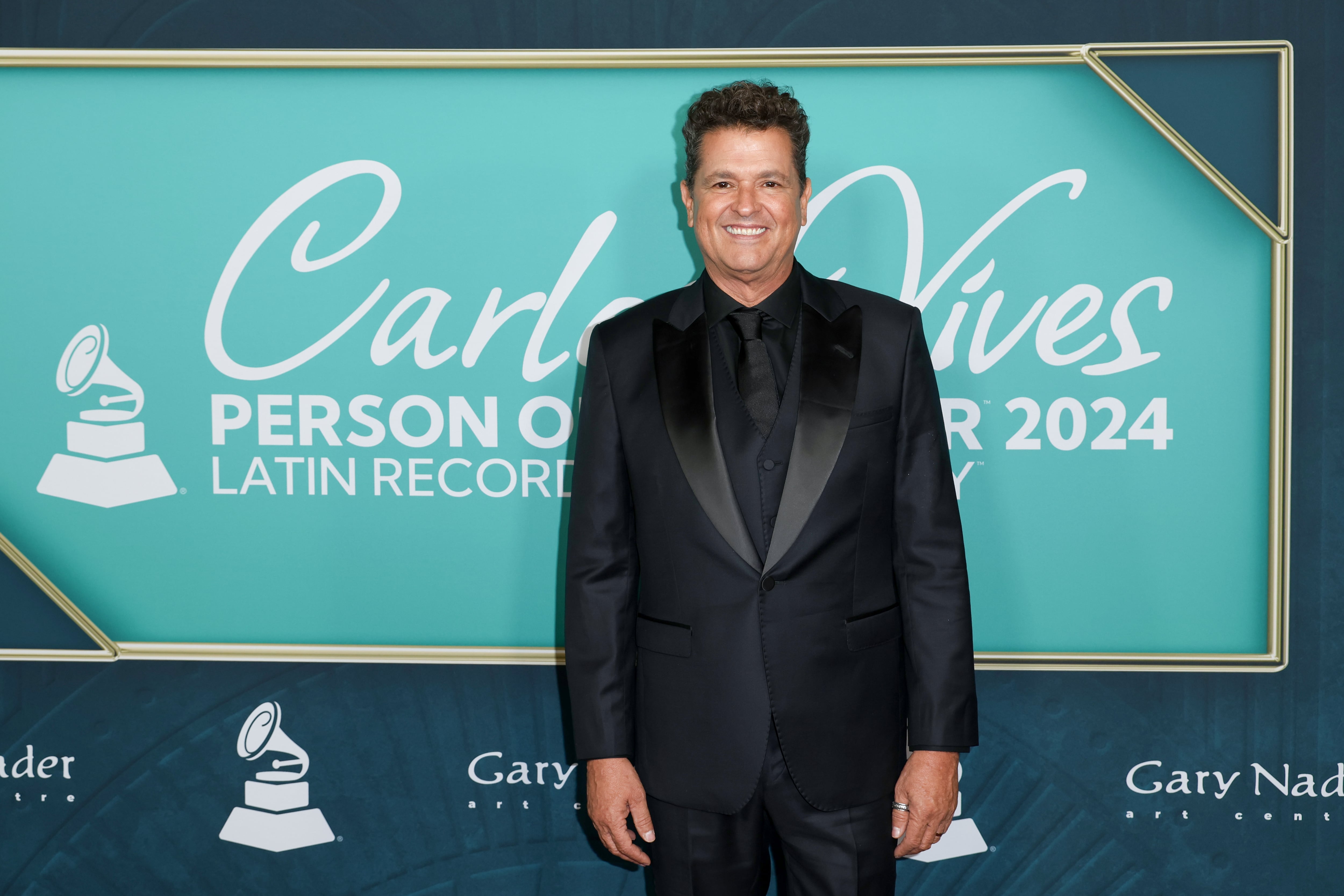 Carlos Vives, el gran homenajeado de la noche posó en solitario pero estuvo rodeado de toda su familia