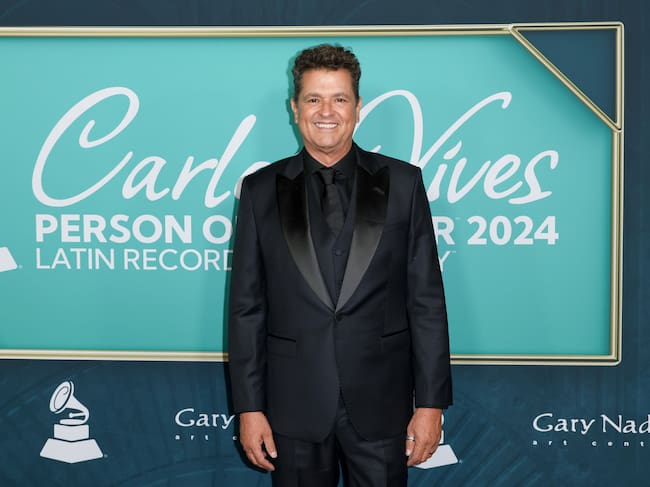 Carlos Vives, el gran homenajeado de la noche posó en solitario pero estuvo rodeado de toda su familia