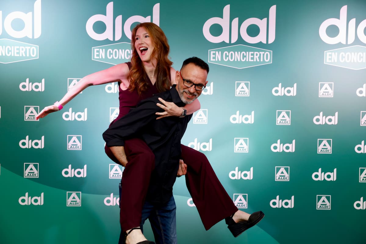 Melendi pasó por la alfombra roja, pero también muchos rostros conocidos que no quisieron perderse este evento tan especial. Entre ellos, los más madrugadores de Dial, Jaime Moreno y Saray Esteso que demostraron, una vez más, la buena química que hay entre ellos.