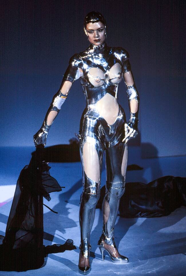 El outfit original de Mugler, presentado como parte de la colección de 1995-1996 de Thierry Mugler.