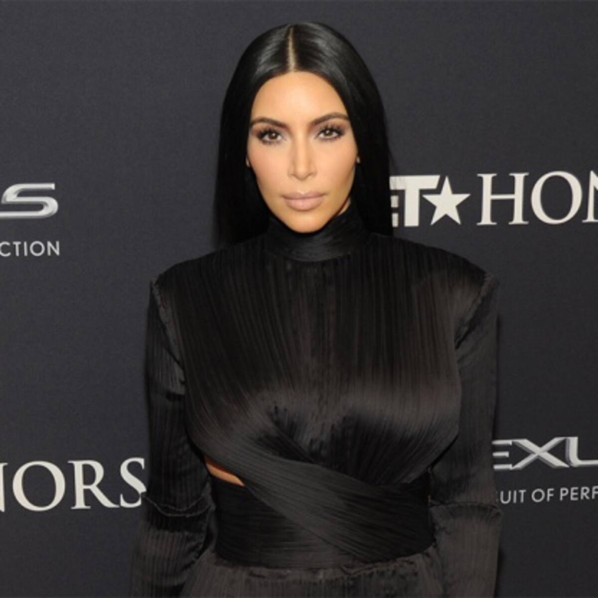 Kim Kardashian reconoce que hacerse selfis es 'ridículo'