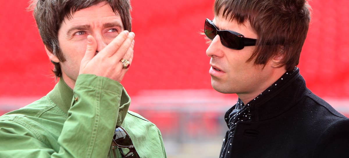 Noel y Liam Gallagher, en una sesión de fotos en Wembley en Londres en octubre de 2008