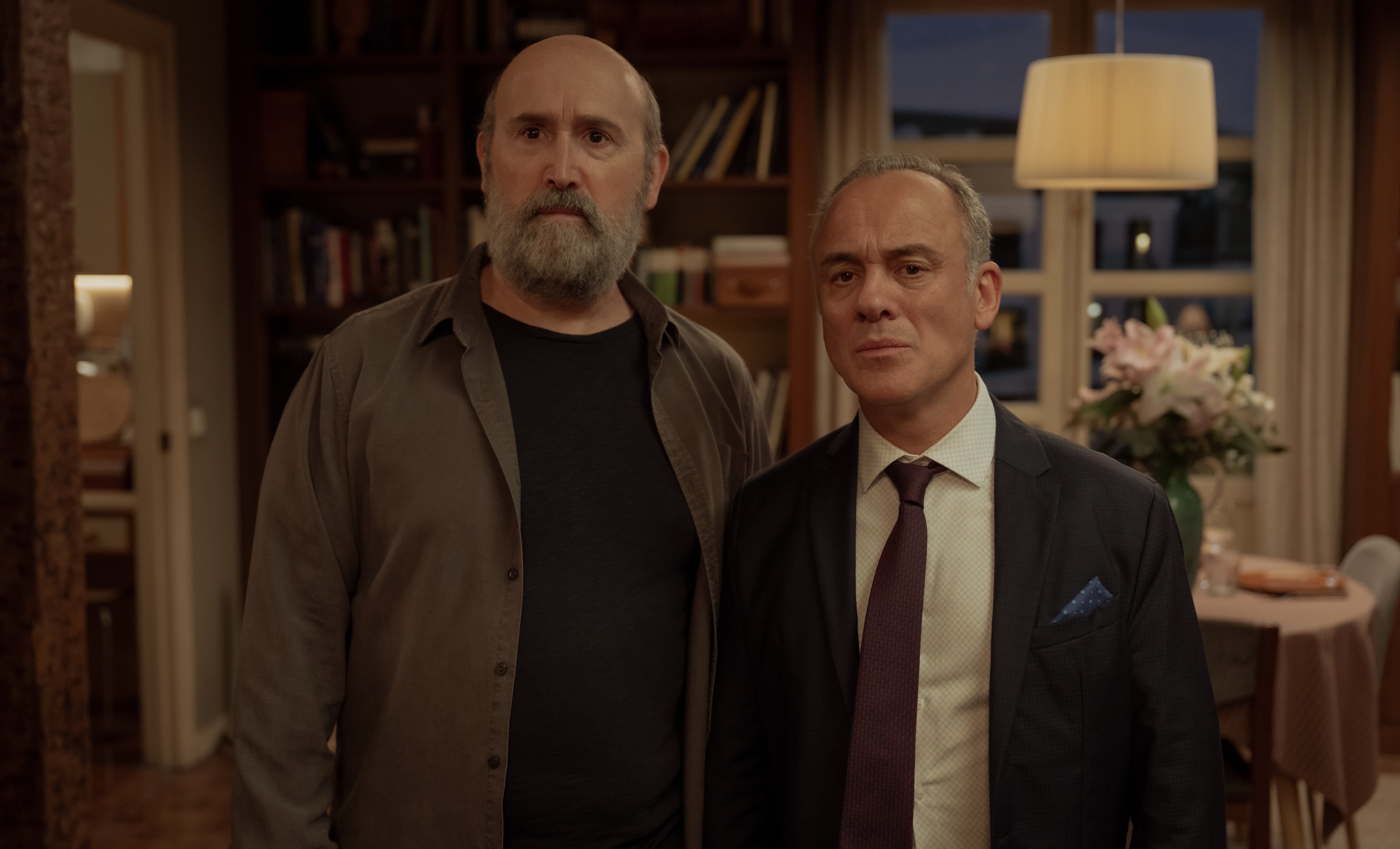 Javier Cámara como Julián y Javier Gutiérrez como Victor en '53 Domingos'. / Cr. Manolo Pavón/Netflix © 2025