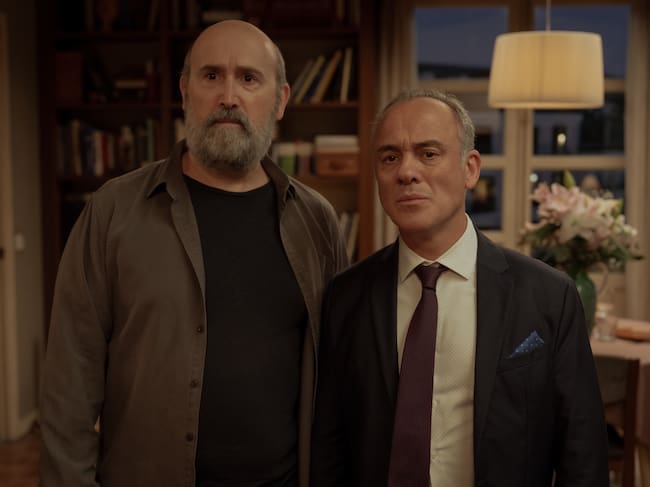 Javier Cámara como Julián y Javier Gutiérrez como Victor en '53 Domingos'. / Cr. Manolo Pavón/Netflix © 2025