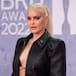Anne-Marie se cae en directo sobre el escenario de los Premios BRIT pero consigue salir del paso