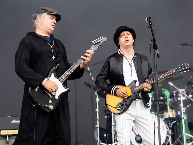 Pete Doherty y Carl Bârat durante el concierto de The Libertines en el Glastonbury Festival 2022.