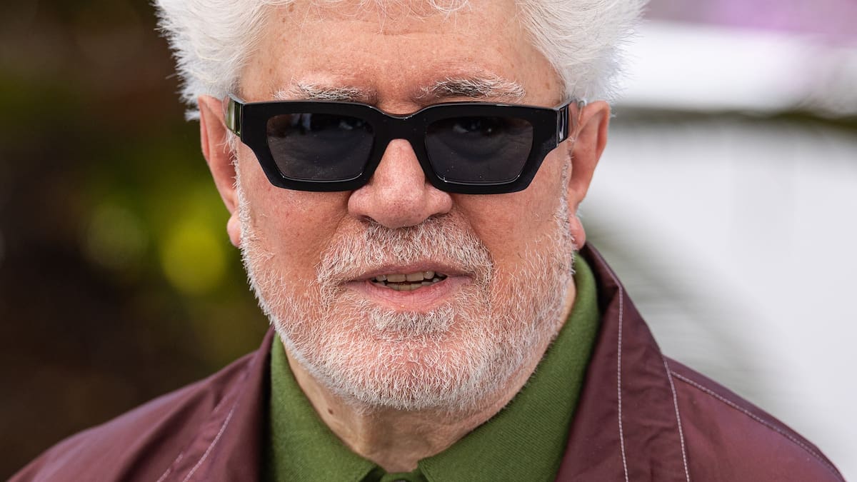 ‘El hombre que solo escribía en los aviones’, el debut de Pedro Almodóvar en la novela