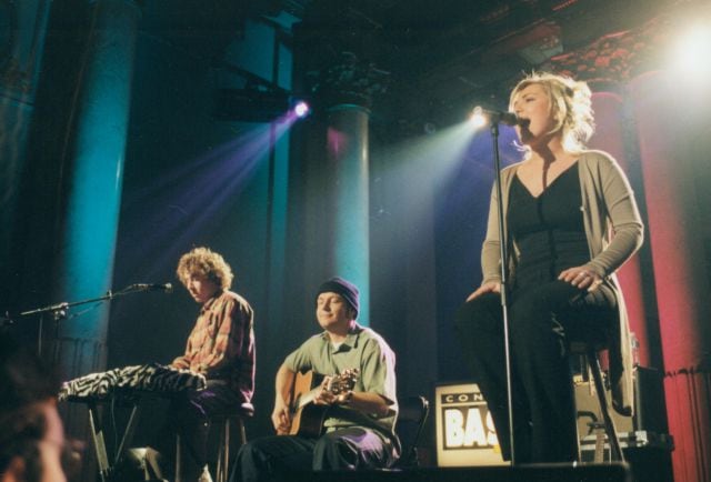 Amaia Montero, Pablo Benegas y Xavi San Martín, de La Oreja de Van Gogh, en el concierto Básico 40 que ofrecieron el 21 de febrero de 1999.