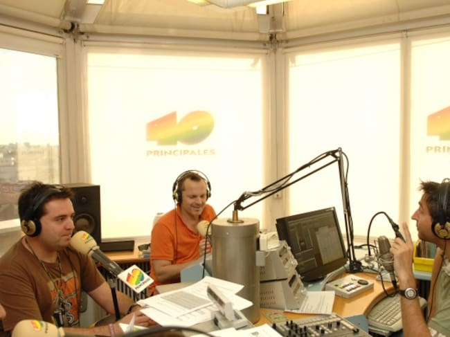 -Miguel Bosé durante entrevista en Anda Ya con Frank Blanco y Raúl Pérez en el estudio de Los 40 Principales
