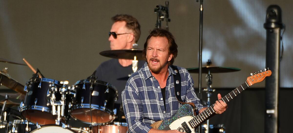 Eddie Vedder y Matt Cameron, de Pearl Jam, durante un concierto en Londres en 2022.