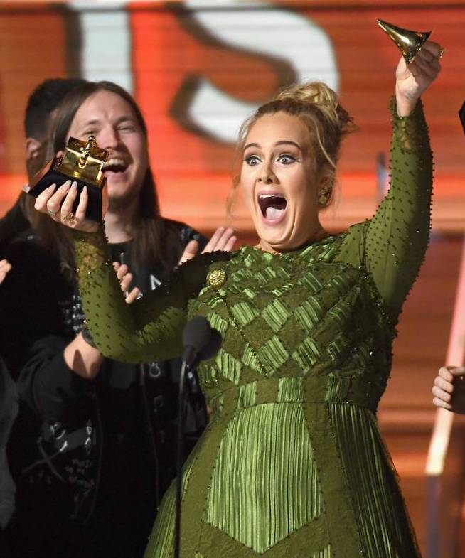 Adele rompió su Grammy para compartirlo con Beyoncé.