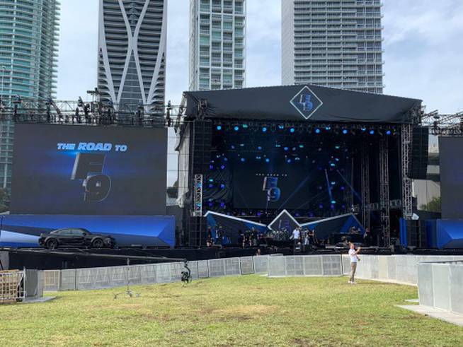 Imagen del escenario del concierto antes de empezar, en el Maurice A. Ferré Park de Miami, Florida (Estados Unidos)