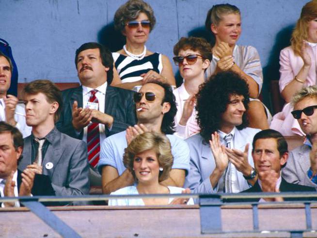 Diana de Gales, Carlos III, David Bowie, Roger Taylor y Brian May durante un concierto en 1985.