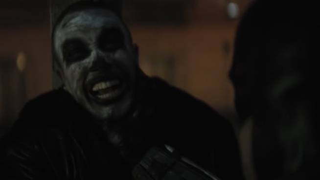 Un actor con el rostro pintado de payaso que podría ser una referencia a la posible aparición del Joker
