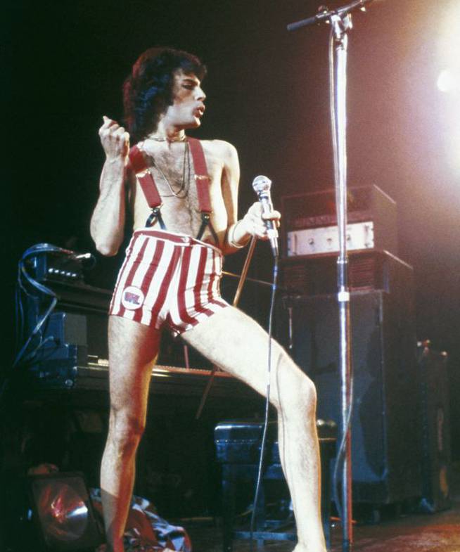 El cantante Freddie Mercury, en una actuación con Queen en el Madison Square Garden en Nueva York en 1977.