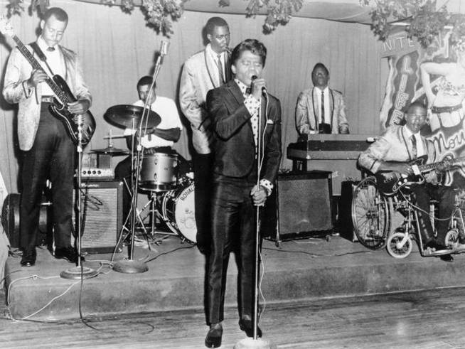 El gran James Brown en el escenario junto a su banda, 1958 | Foto: Michael Ochs Archives / Getty Images