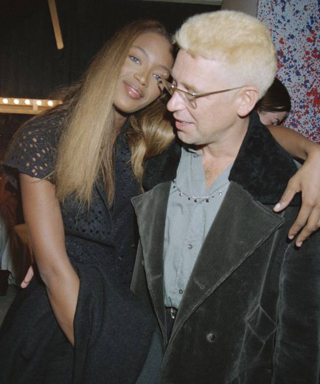 Naomi Campbell con su novio, Adam Clayton, en la London Fashion Week en 1993.