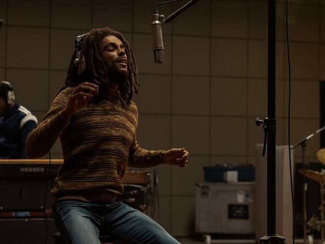 Kingsley Ben-Adir como Bob Marley en una escena de &#039;Bob Marley: One Love&#039;.
