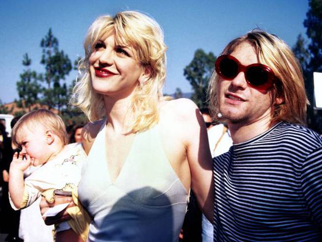 Courtney Love, Kurt Cobain y su hija Frances, en los MTV Music Video Awards de 1993.