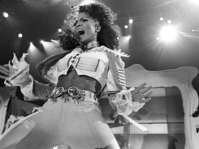 Janet Jackson actúa en directo en 1995.