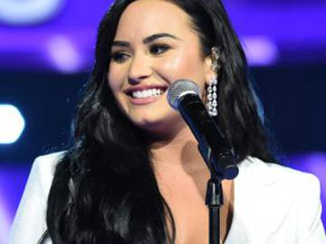 Demi Lovato bromea con el tamaño de su pecho en su particular lección contra la anorexia