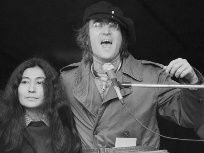 John Lennon y Yoko Ono en mitin contra la guerra