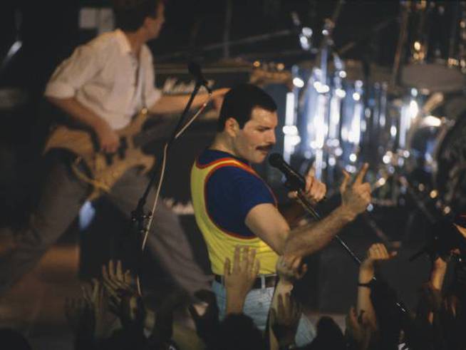 El batería John Deacon y el cantante Freddie Mercury, miembros de Queen, tocan en directo en 1986.