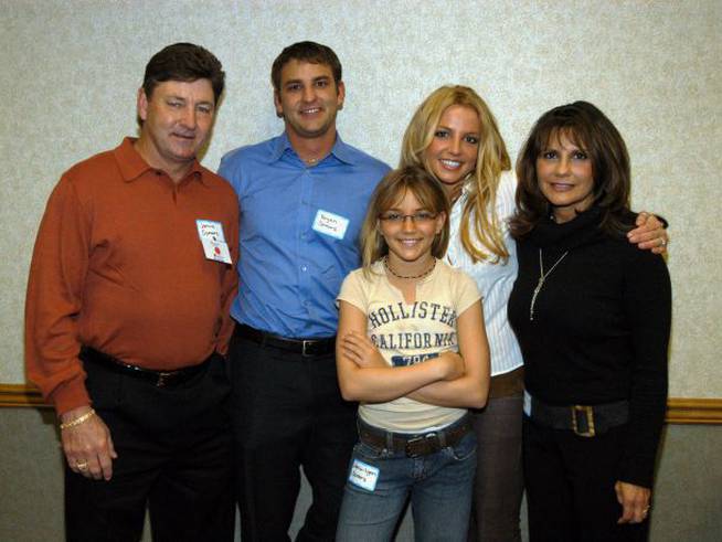 Britney Spears posa,en una imagen de archivo, junto a su padre Jamie, su hermano Bryan, su madre Jamie-Lynn y su hermana pequeña, Lynne.