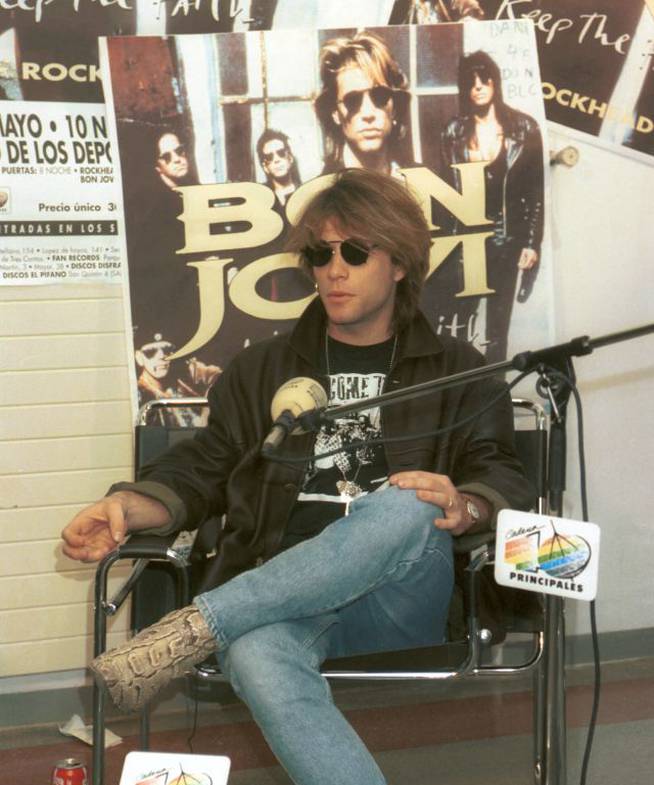 Jon Bon Jovi, en El Palacio de los Deportes de Madrid, durante una entrevista con LOS40 en mayo de 1993.