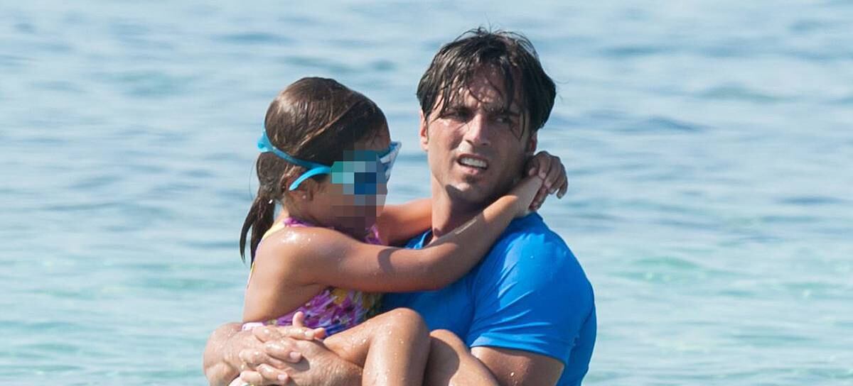 David Bustamante y su hija disfrutando de un baño en el mar en 2015.