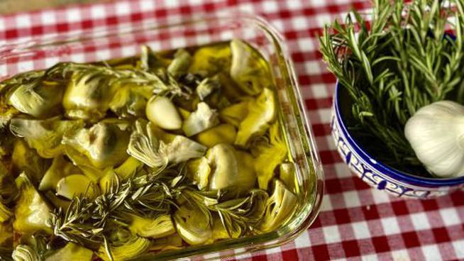 Alcachofas marinadas en aceite de oliva.