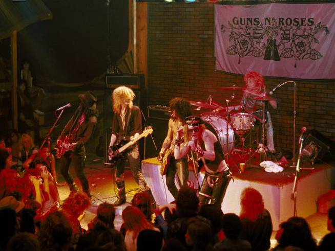 Stradlin, Duff McKagan, Axl Rose, Slash y Steven Adler durante una actuación en 1986.