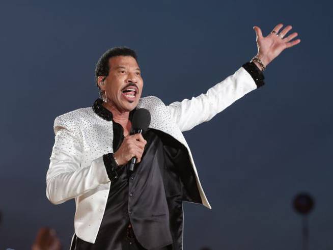 Lionel Richie arrancó unos pasos de baile al monarca con su &#039;All Night Long&#039;.
