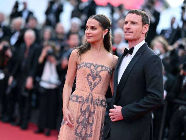 Alicia Vikander y Michael Fassbender en Cannes 2023.